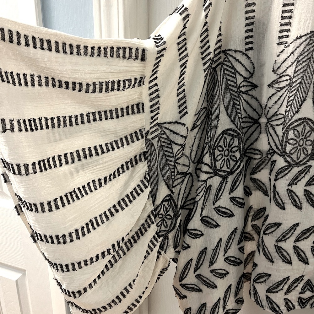AKEMI + KIN Size OS
Anthropologie ANNABELLA
Floral Embroidery Kimono
Bell Sleeve - Picture 7 of 8